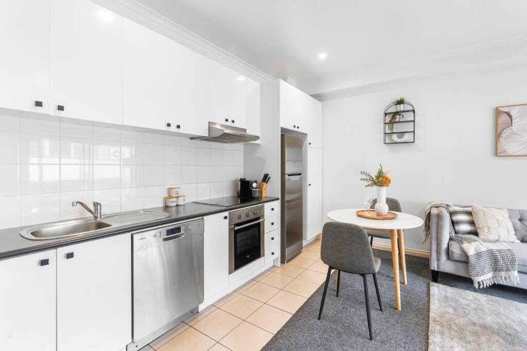 Cozy 1 Bedder In St Kilda With Balcony Apartment เมลเบิร์น ภายนอก รูปภาพ