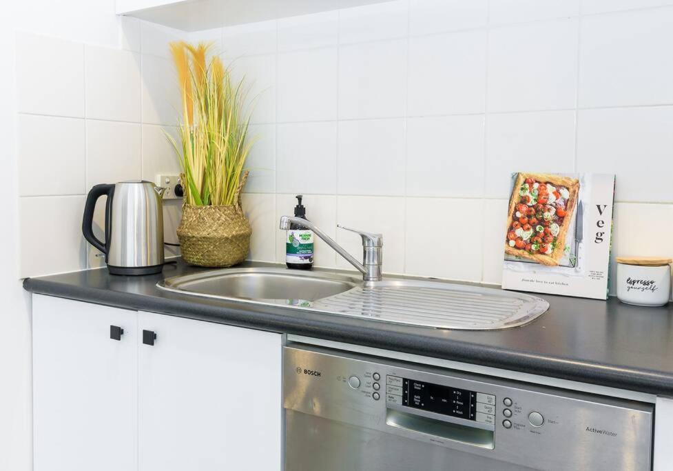 Cozy 1 Bedder In St Kilda With Balcony Apartment เมลเบิร์น ภายนอก รูปภาพ
