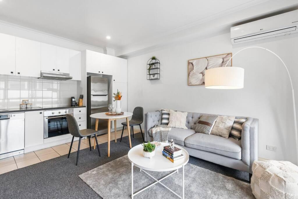Cozy 1 Bedder In St Kilda With Balcony Apartment เมลเบิร์น ภายนอก รูปภาพ